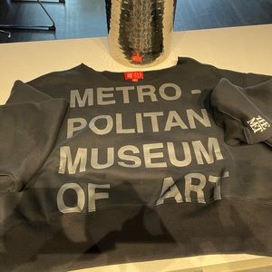 Minimalistic Crew Neck Sweatshirt w/ bold graphic: Metropolitan Museum of Art.